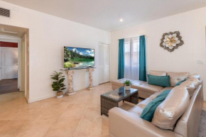 Spacious 2BR Apartment with Full Kitchen & Dining In Beverly Hills